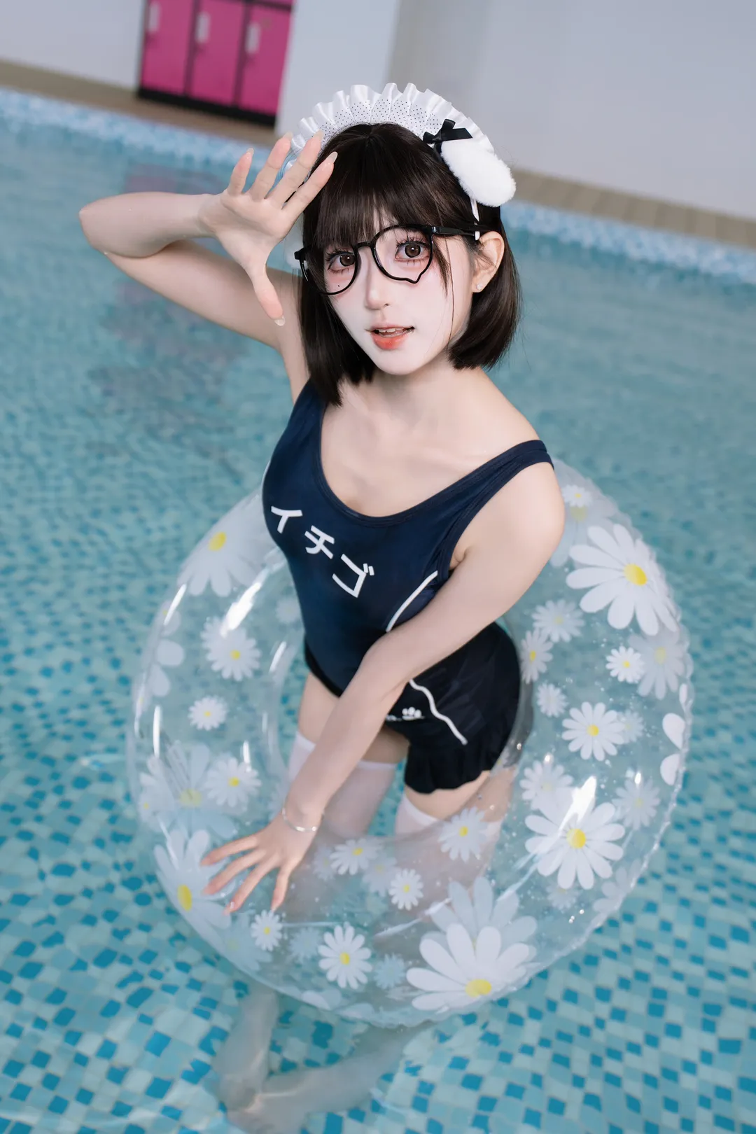 泳池边的死库水白丝女仆风，夏天就是要拍水 - 第 2 张