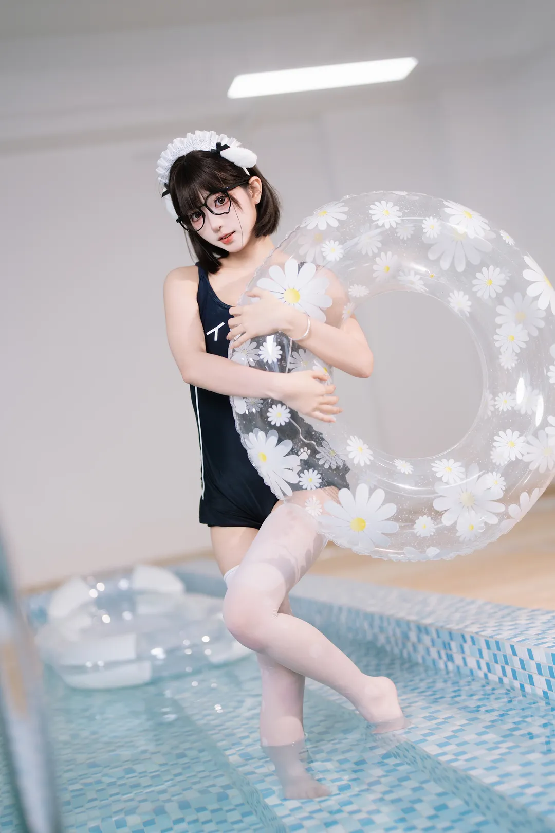 泳池边的死库水白丝女仆风，夏天就是要拍水 - 第 3 张