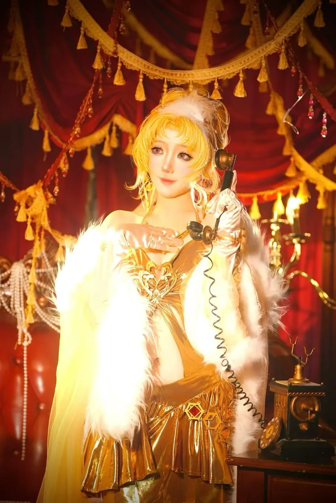【蜜莉cos】复古暖光下的金色系质感棚拍 - 第 2 张