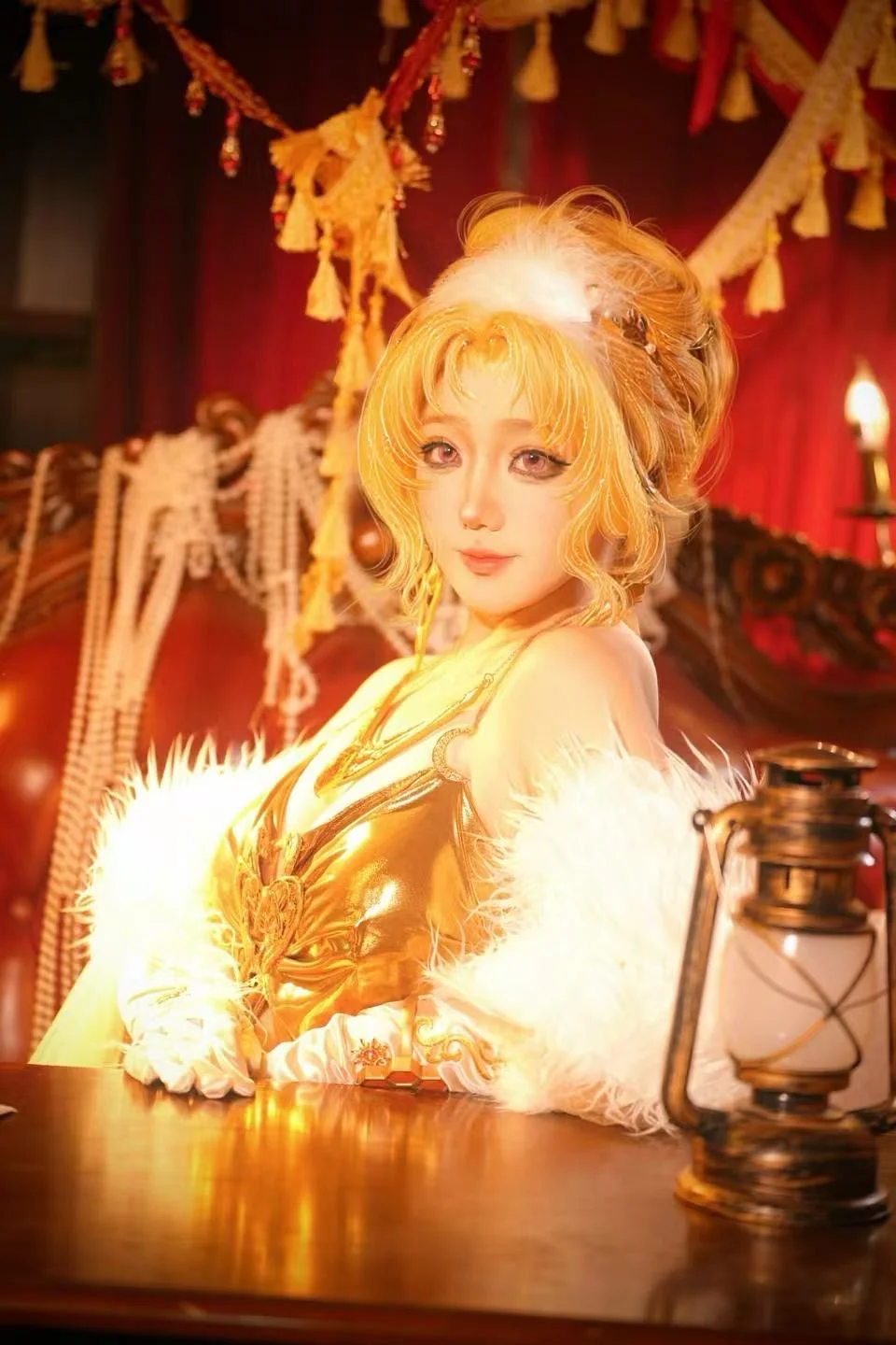 【蜜莉cos】复古暖光下的金色系质感棚拍 - 第 4 张