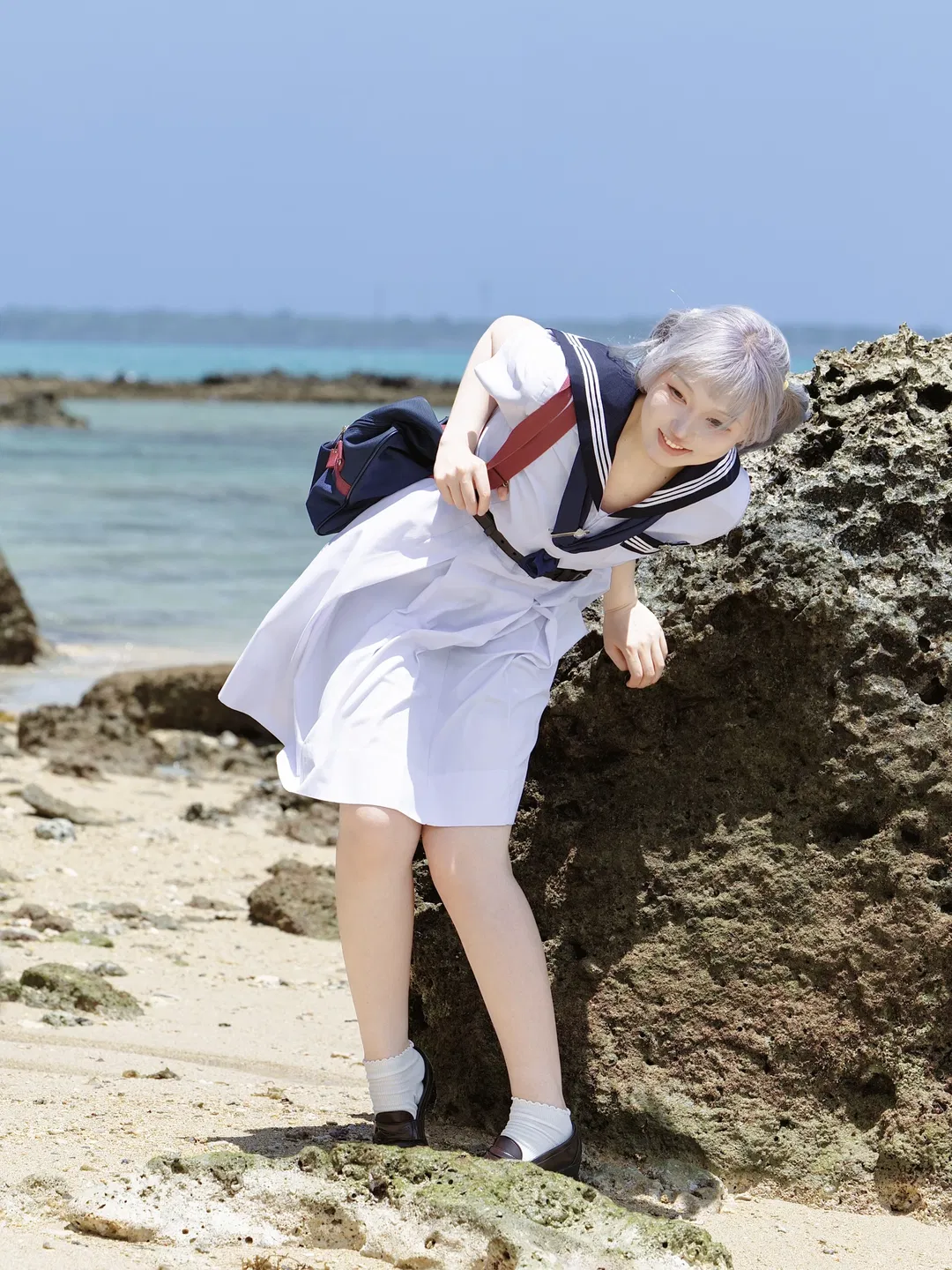 夏日海風裡水手服的自然動感 - 第 1 張