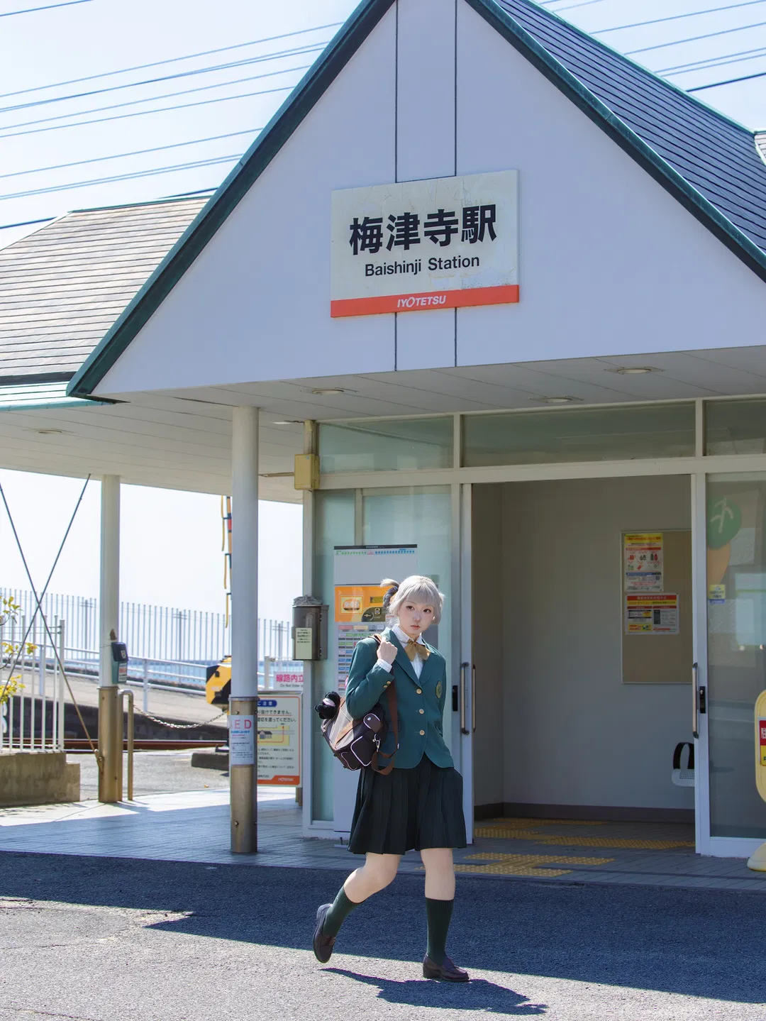 浅发色校供妹的海边车站制服随拍 - 第 3 张
