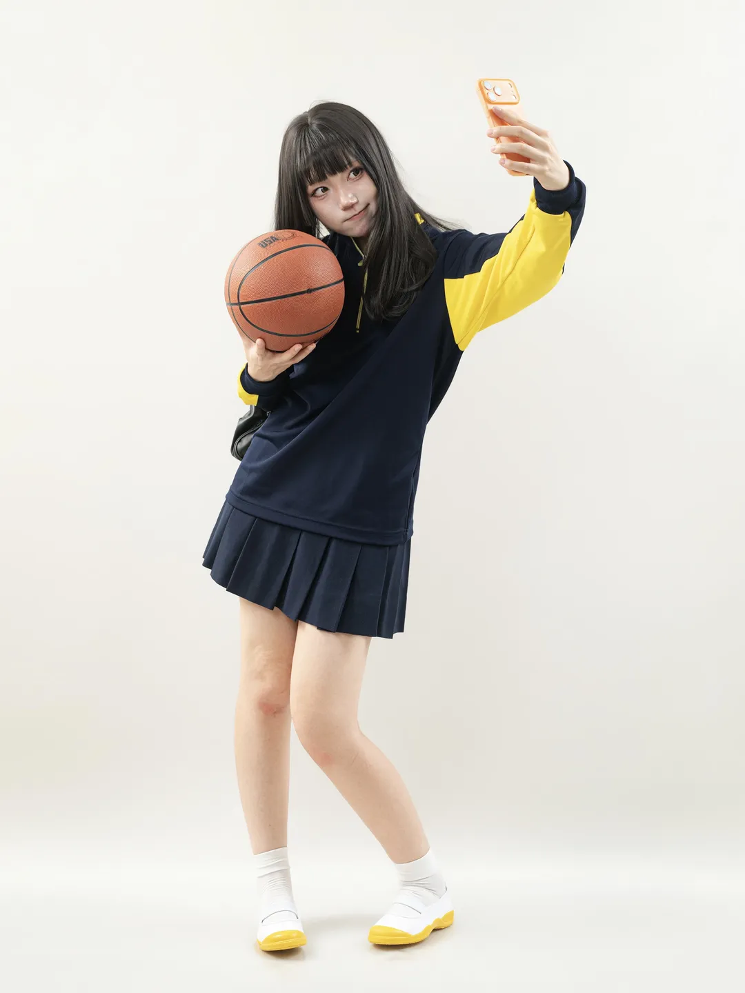 白棚拍攝校供運動風，不會打籃球的女生姿勢參考 - 第 10 張