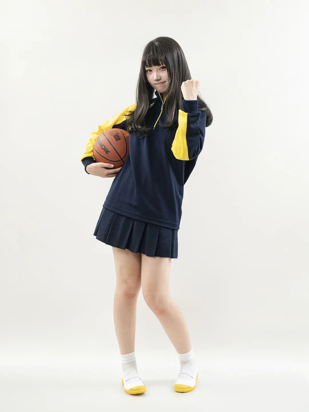 白棚拍攝校供運動風，不會打籃球的女生姿勢參考 - 第 11 張