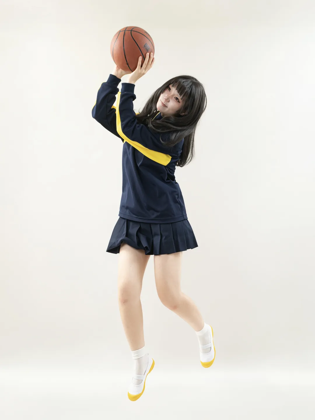 白棚拍攝校供運動風，不會打籃球的女生姿勢參考 - 第 12 張