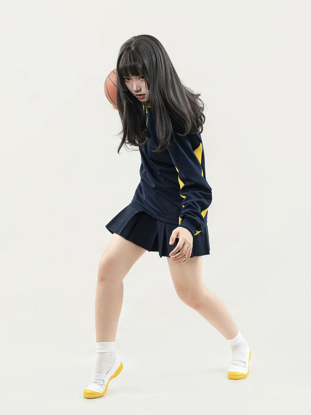 白棚拍攝校供運動風，不會打籃球的女生姿勢參考 - 第 2 張
