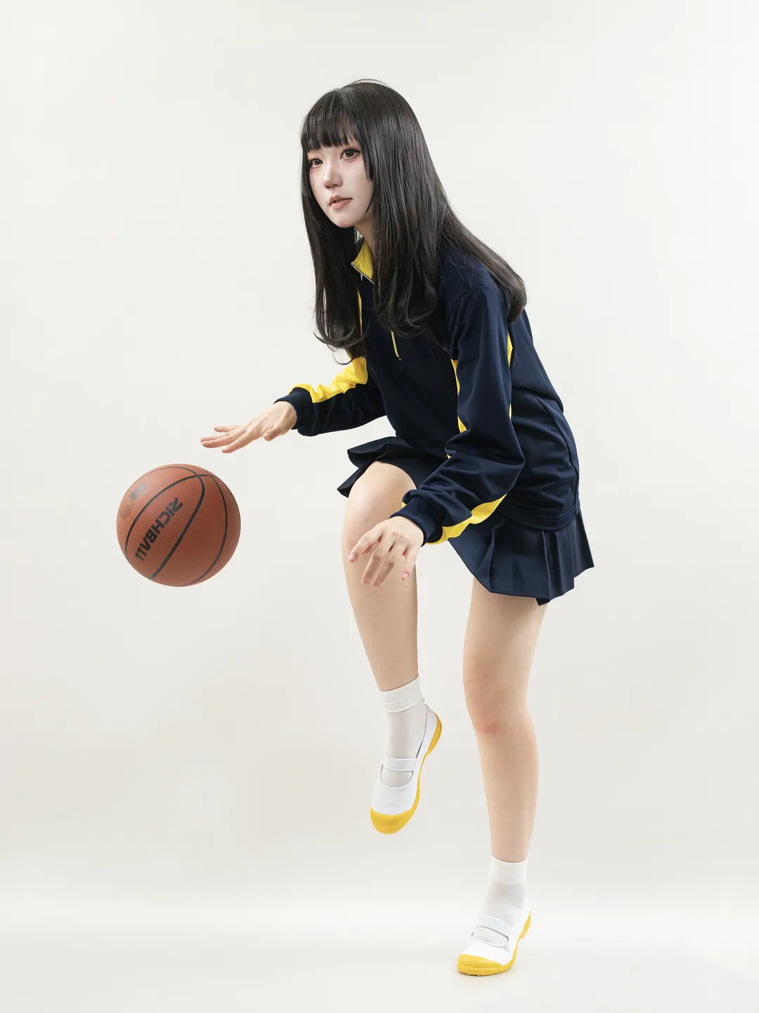 白棚拍攝校供運動風，不會打籃球的女生姿勢參考 - 第 3 張