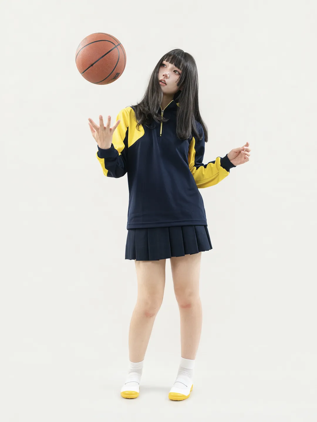 白棚拍攝校供運動風，不會打籃球的女生姿勢參考 - 第 4 張