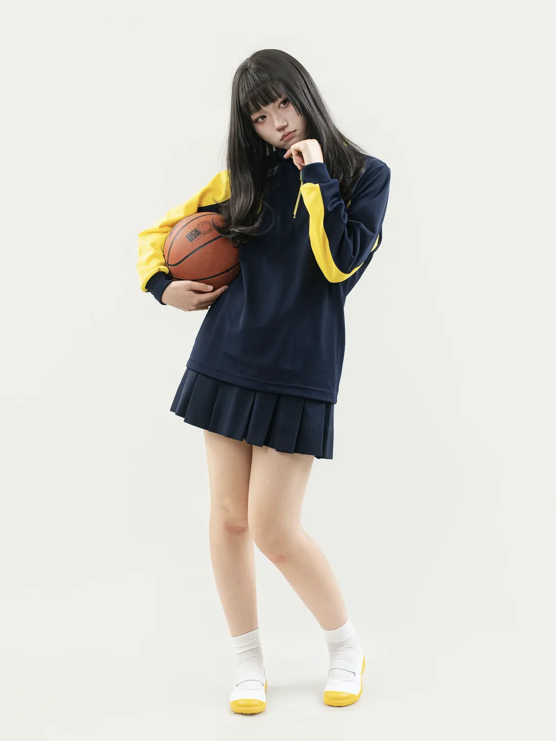 白棚拍攝校供運動風，不會打籃球的女生姿勢參考 - 第 5 張