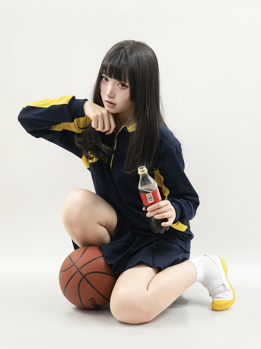 白棚拍攝校供運動風，不會打籃球的女生姿勢參考 - 第 6 張
