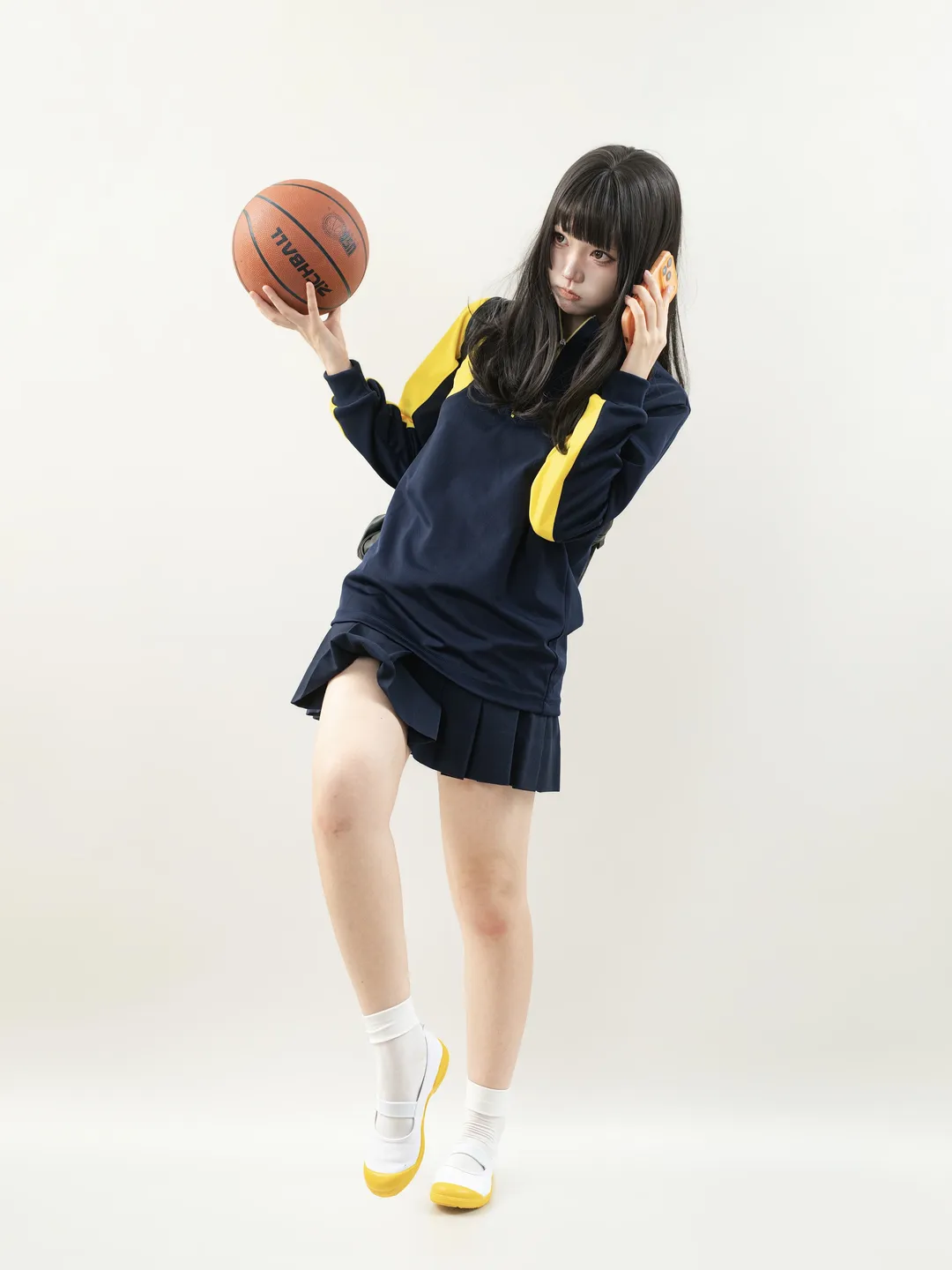 白棚拍攝校供運動風，不會打籃球的女生姿勢參考 - 第 9 張