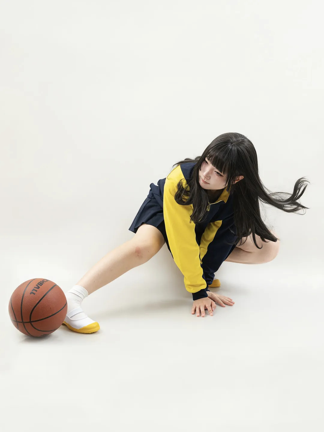 就実高檸檬黃體操服，拿籃球被吐槽像滑鏟的運動風少女 - 第 1 張