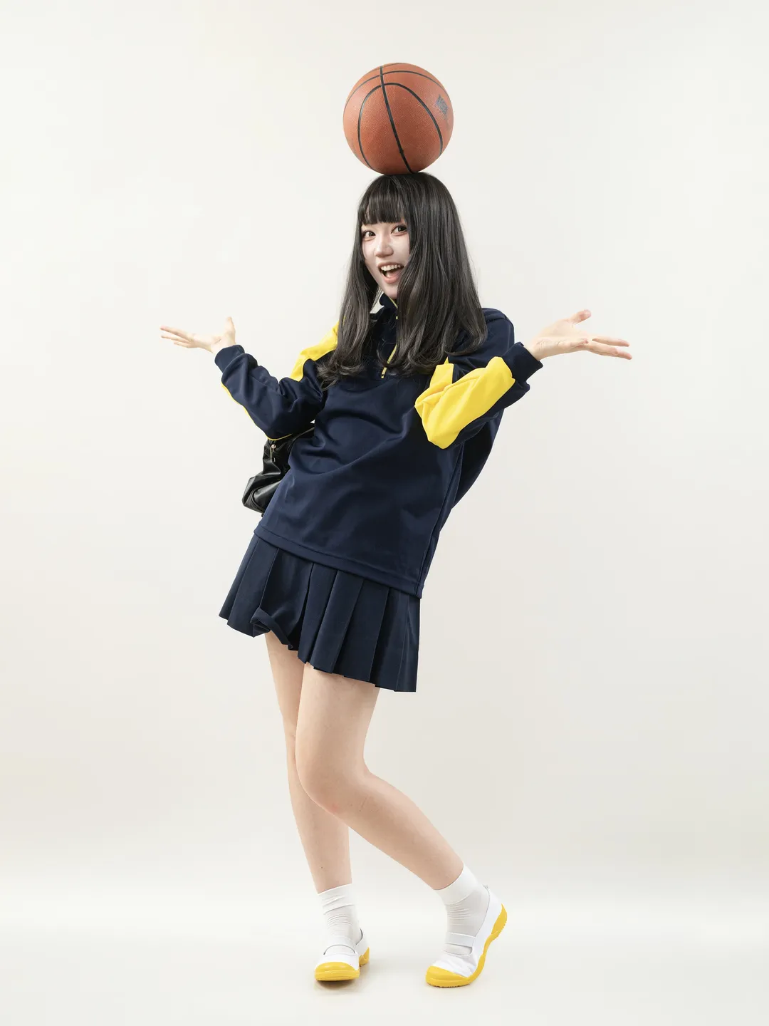 就実高檸檬黃體操服，拿籃球被吐槽像滑鏟的運動風少女 - 第 11 張