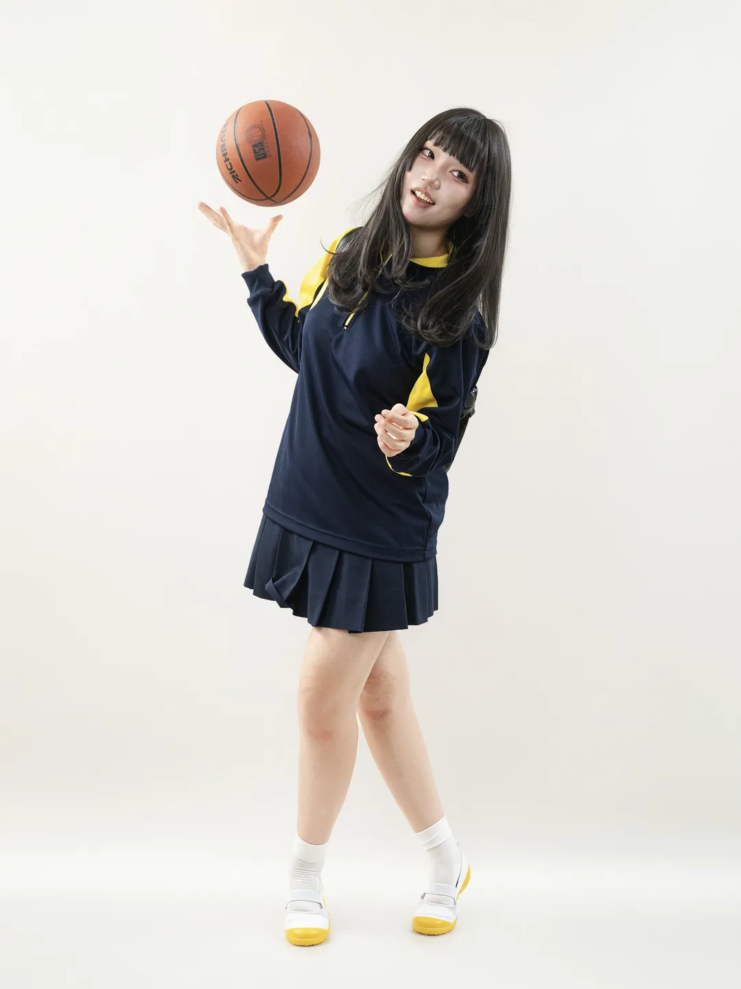 就実高檸檬黃體操服，拿籃球被吐槽像滑鏟的運動風少女 - 第 12 張