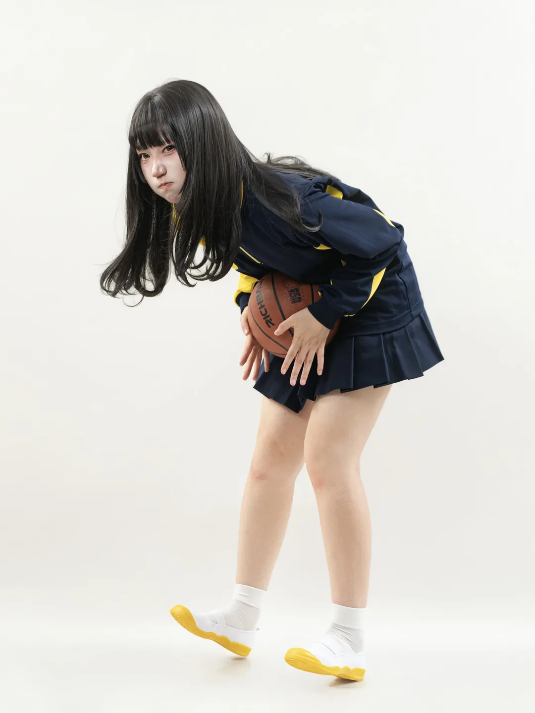 就実高檸檬黃體操服，拿籃球被吐槽像滑鏟的運動風少女 - 第 3 張