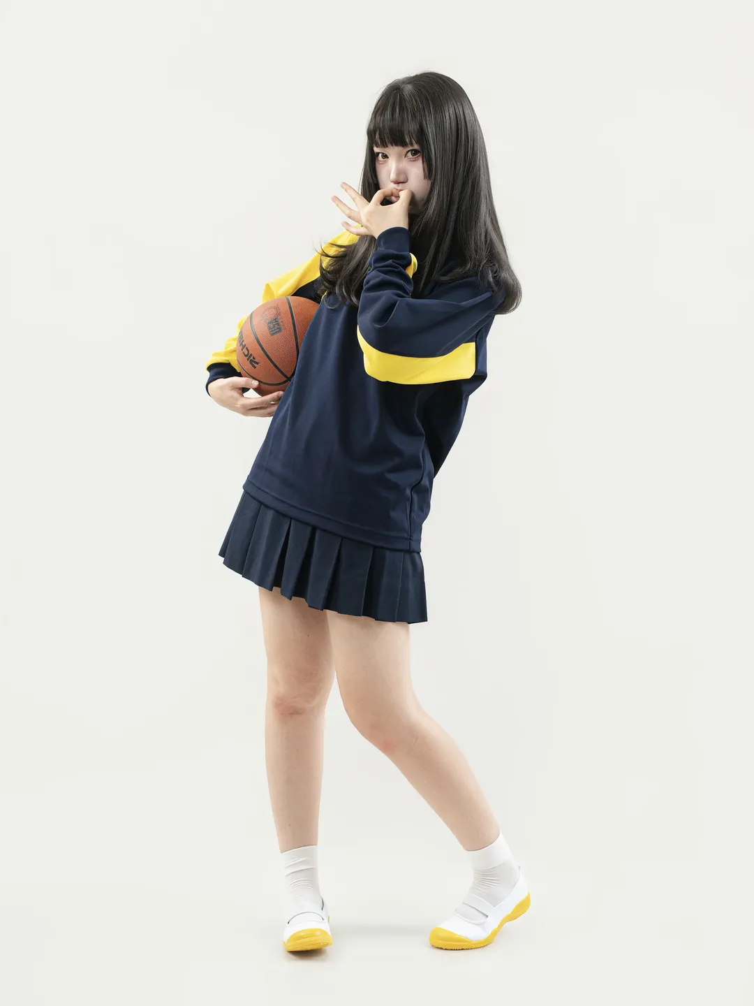 就実高檸檬黃體操服，拿籃球被吐槽像滑鏟的運動風少女 - 第 4 張