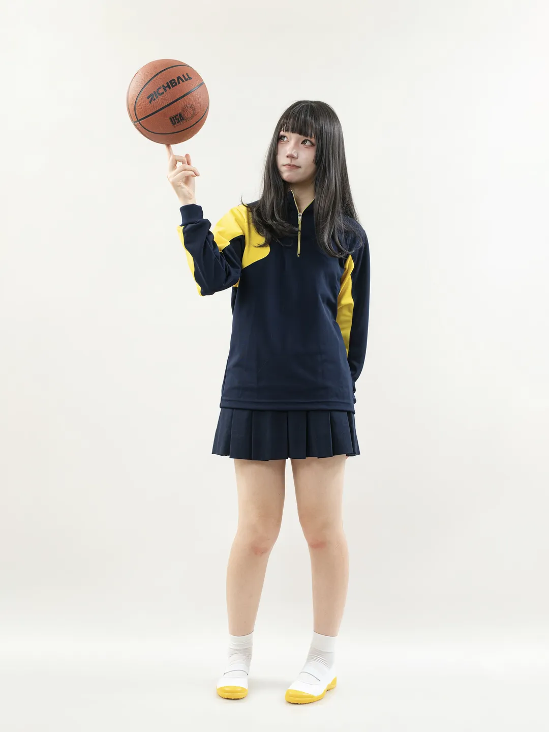 就実高檸檬黃體操服，拿籃球被吐槽像滑鏟的運動風少女 - 第 5 張