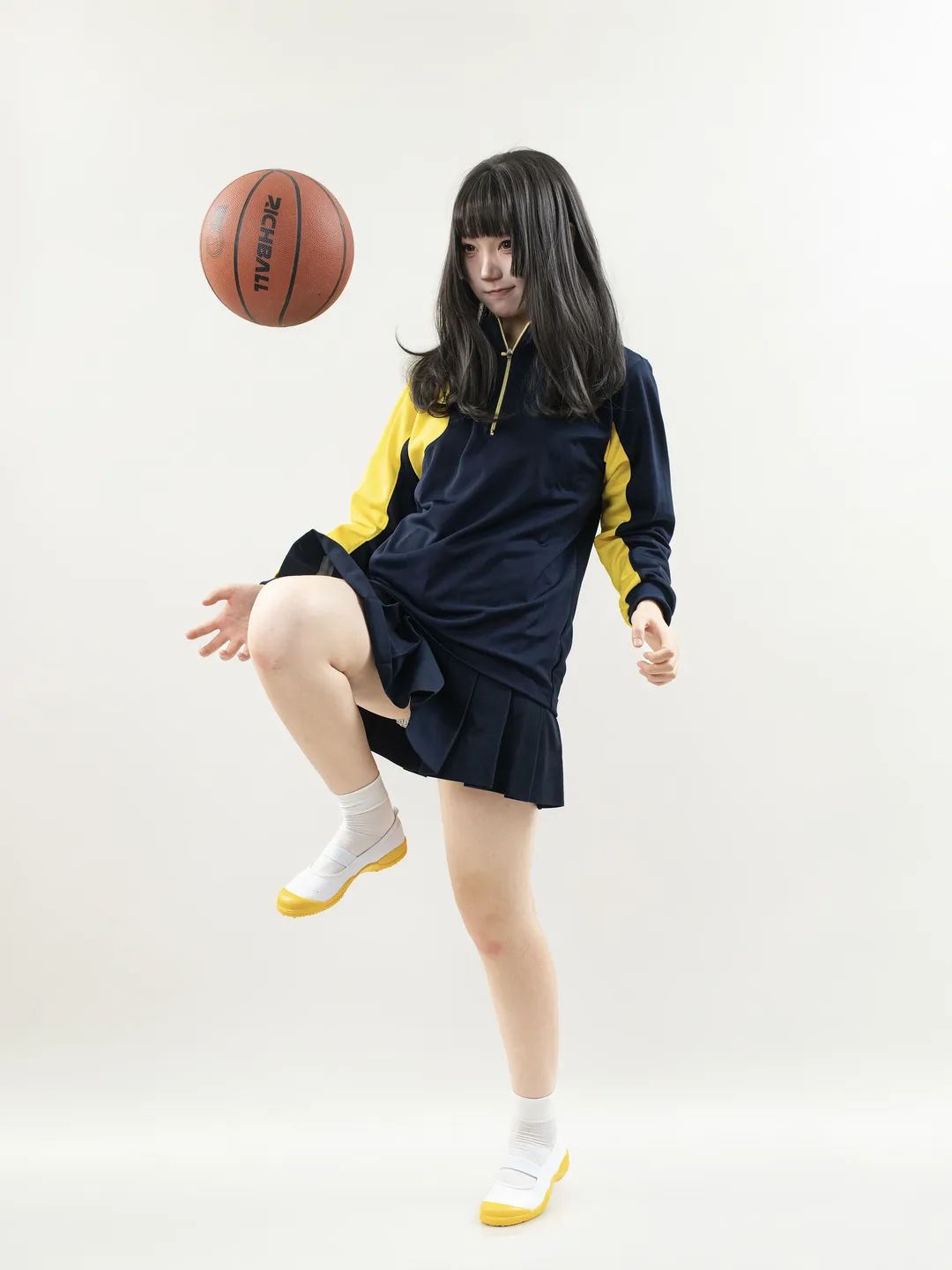就実高檸檬黃體操服，拿籃球被吐槽像滑鏟的運動風少女 - 第 6 張