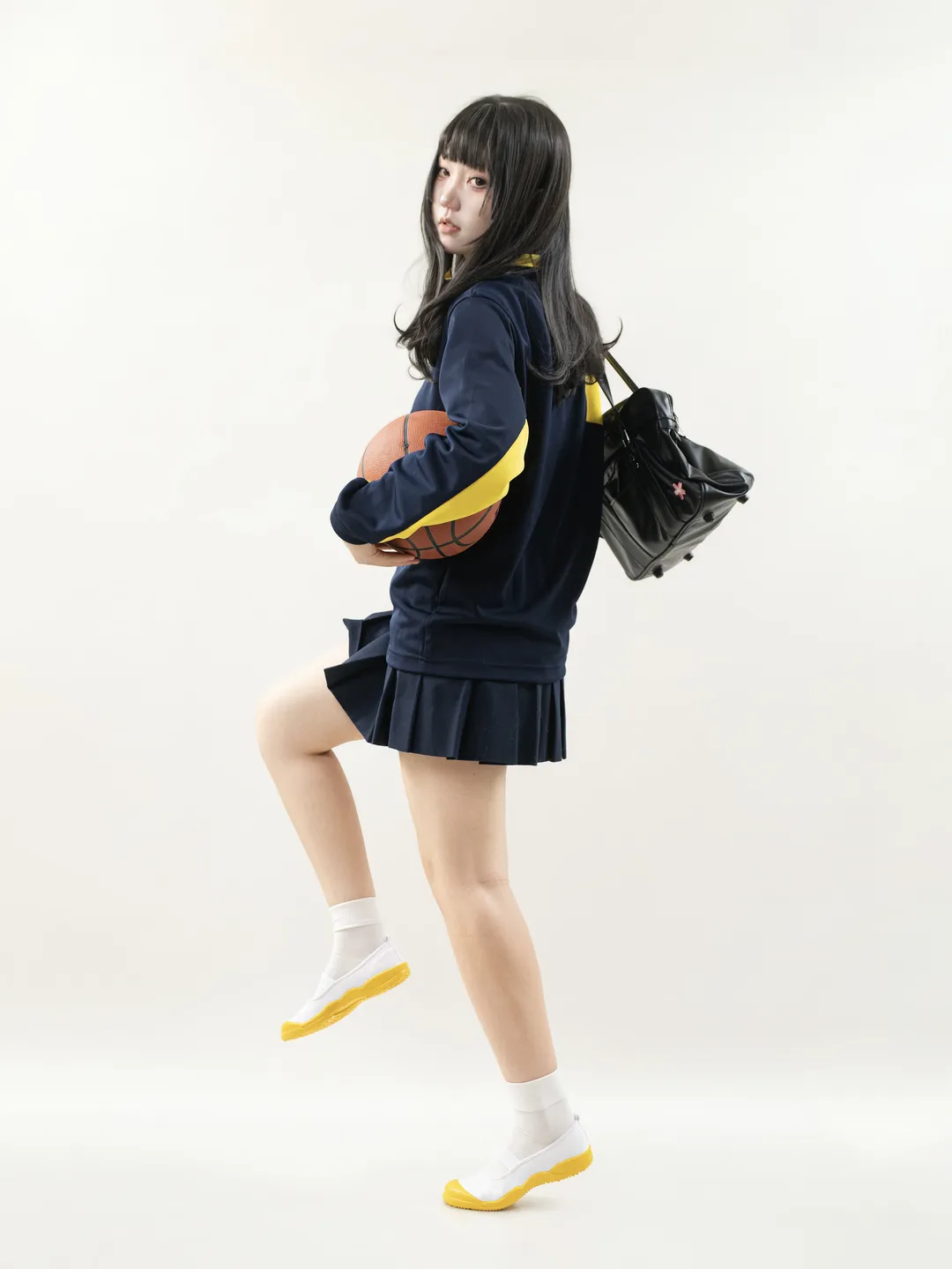 就実高檸檬黃體操服，拿籃球被吐槽像滑鏟的運動風少女 - 第 7 張