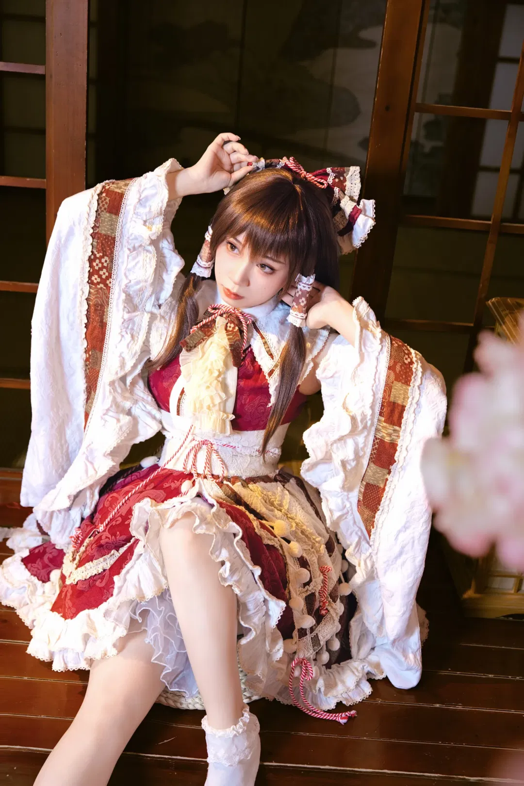 【博丽灵梦cos】东方Project永远的女巫，红白蕾丝与和风场景的碰撞 - 第 1 张