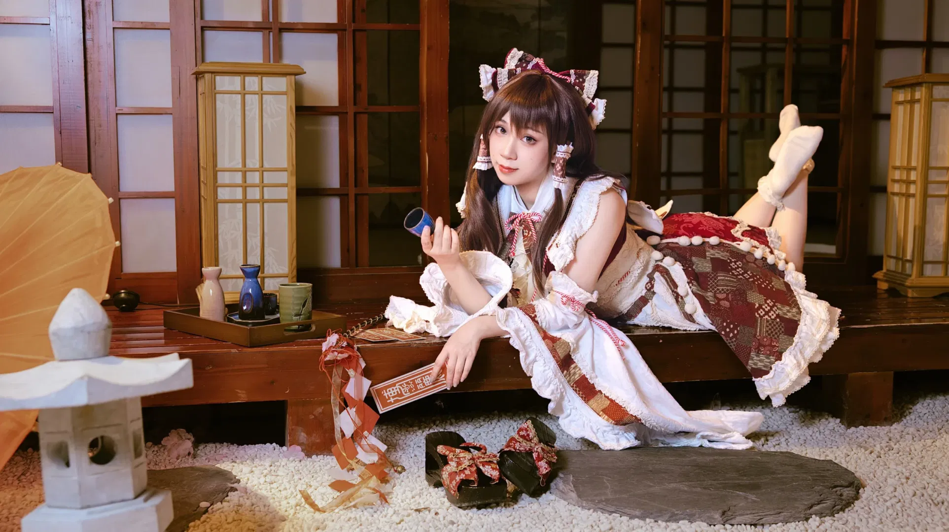 【博丽灵梦cos】东方Project永远的女巫，红白蕾丝与和风场景的碰撞 - 第 2 张