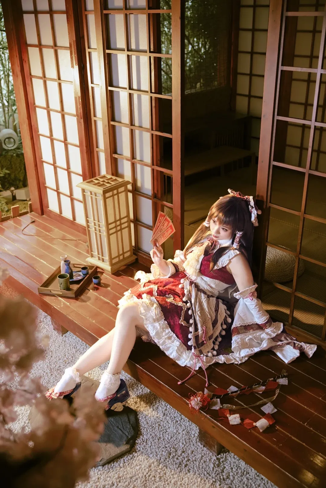 【博丽灵梦cos】东方Project永远的女巫，红白蕾丝与和风场景的碰撞 - 第 7 张