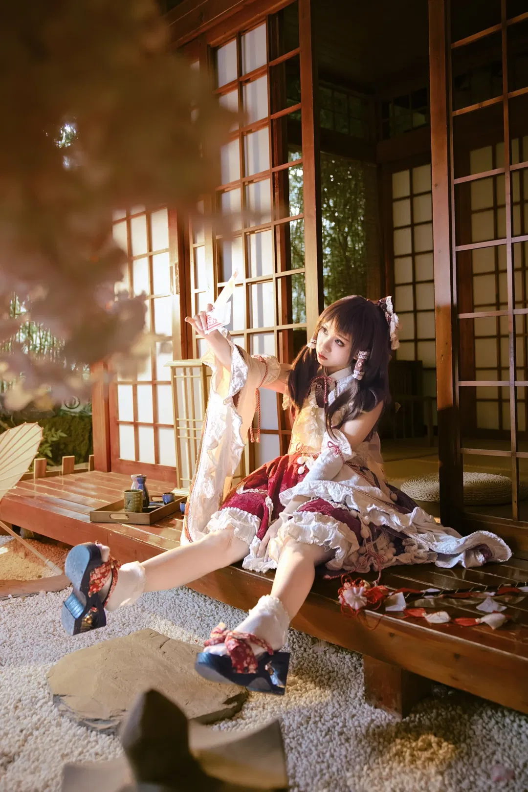 【博丽灵梦cos】东方Project永远的女巫，红白蕾丝与和风场景的碰撞 - 第 8 张