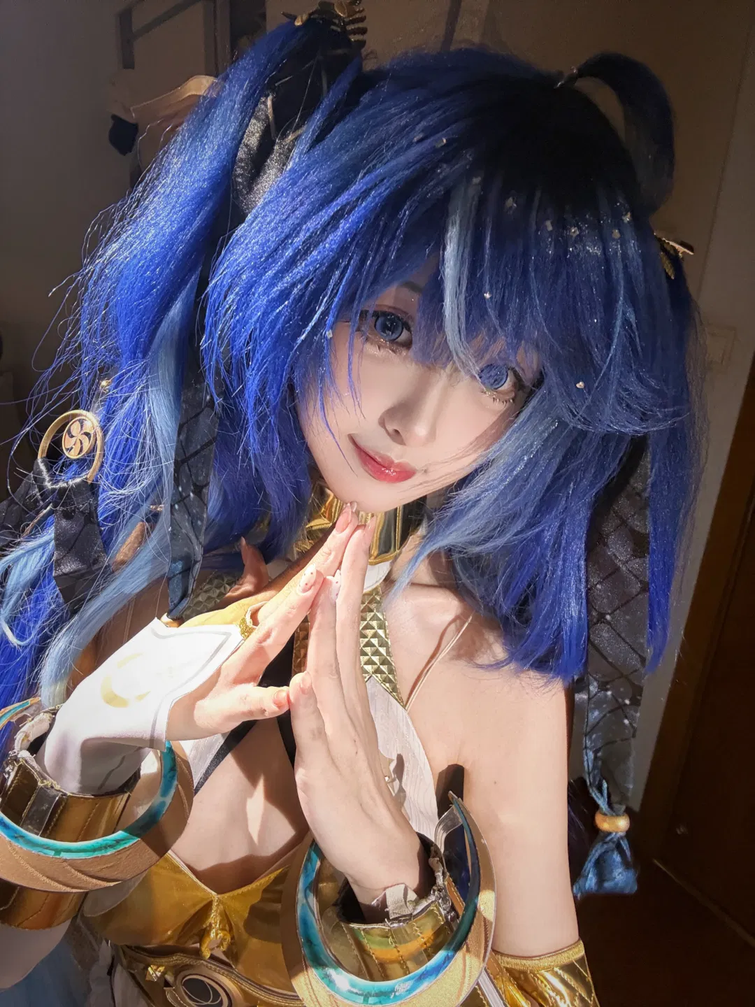 【尤诺cos】鸣潮里的尤诺，蓝发双马尾与金色铠甲的任性组合 - 第 2 张