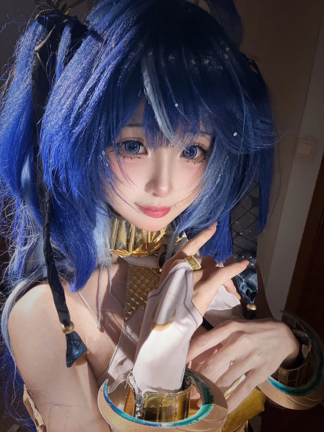 【尤诺cos】鸣潮里的尤诺，蓝发双马尾与金色铠甲的任性组合 - 第 3 张