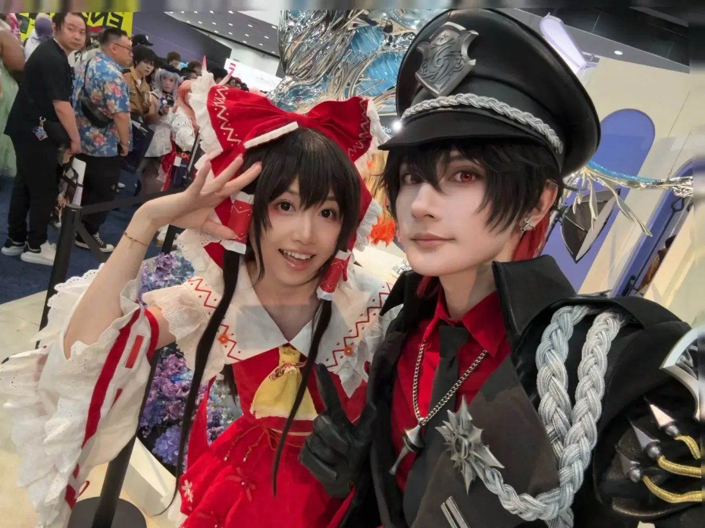 Anime Expo会場での赤白の洋装と黒い制服のツーショット写真 - 2 枚目