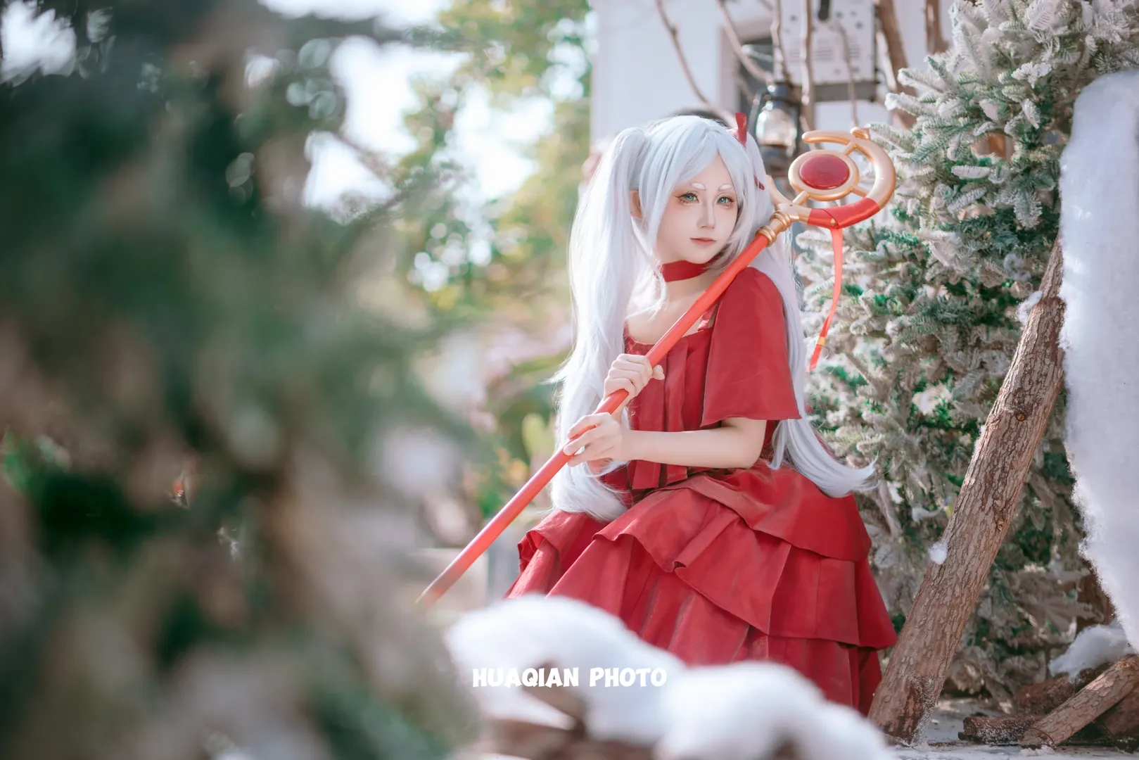 【芙莉莲cos】红裙与法杖的冬日魔法使 - 第 2 张