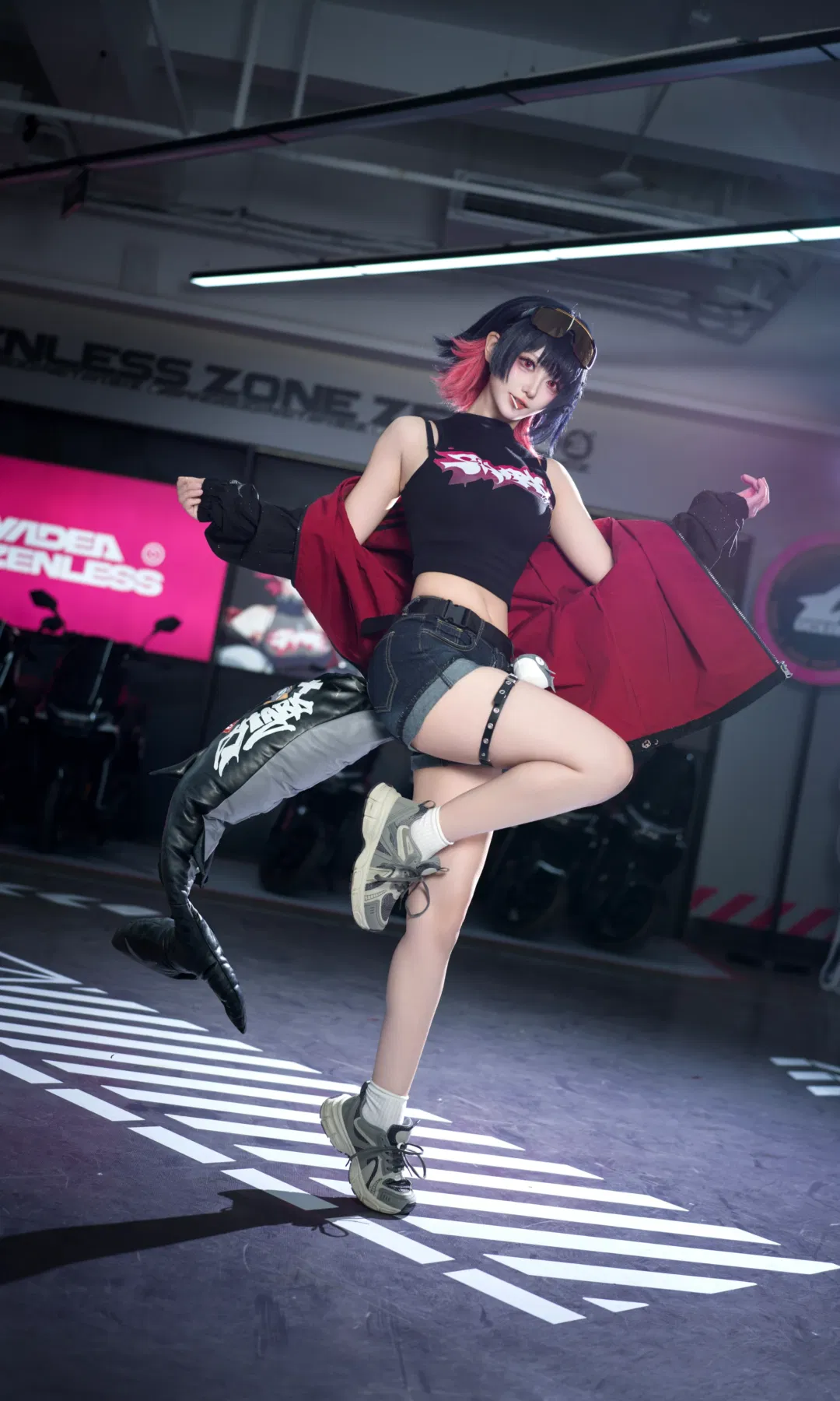 【艾蓮cos】打卡絕區零聯名痛店，騎上痛車做回鯊魚妹 - 第 1 張
