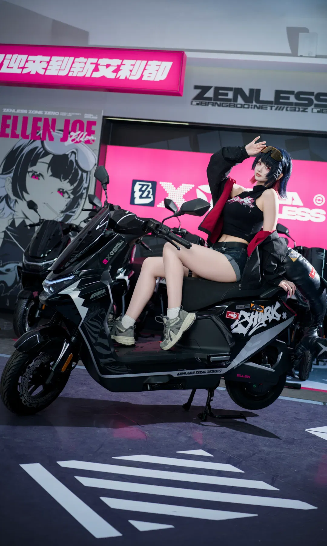 【艾蓮cos】打卡絕區零聯名痛店，騎上痛車做回鯊魚妹 - 第 13 張
