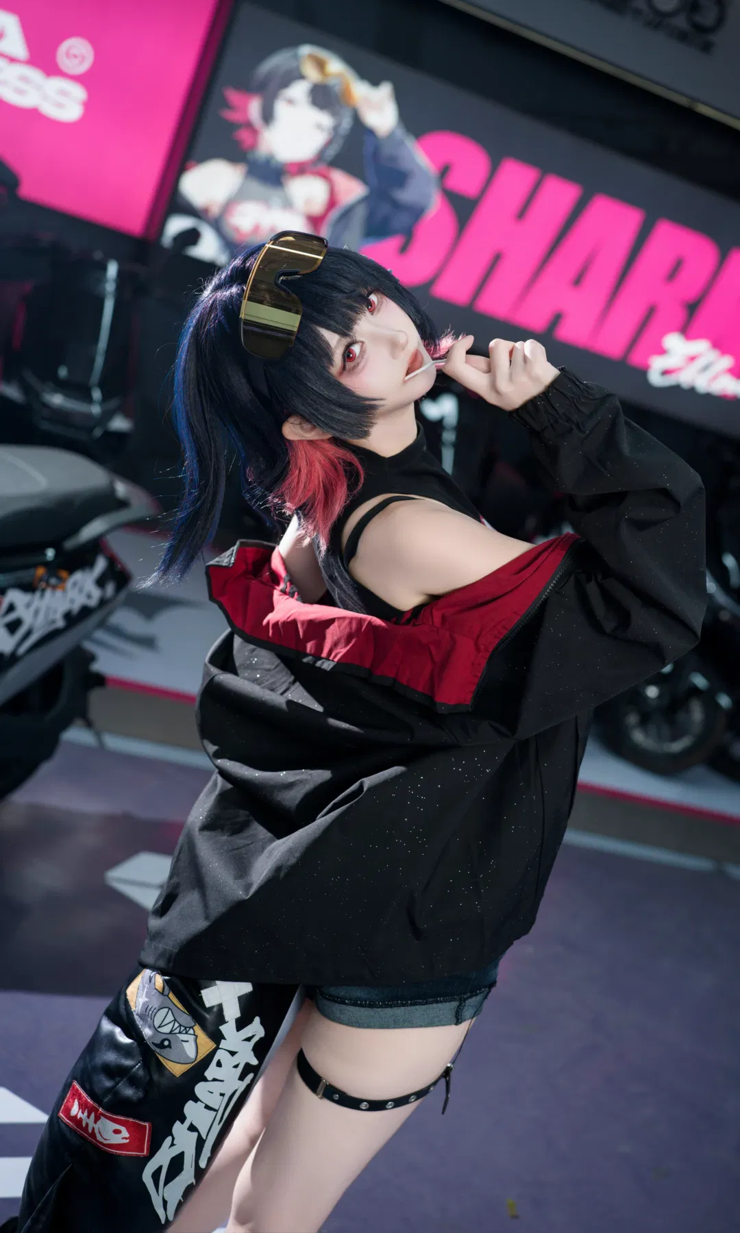 【艾蓮cos】打卡絕區零聯名痛店，騎上痛車做回鯊魚妹 - 第 15 張