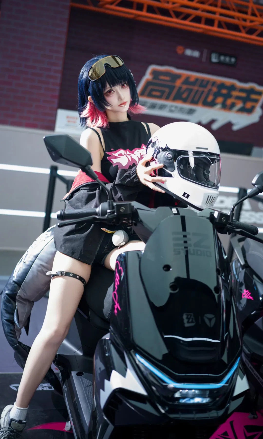 【艾蓮cos】打卡絕區零聯名痛店，騎上痛車做回鯊魚妹 - 第 6 張