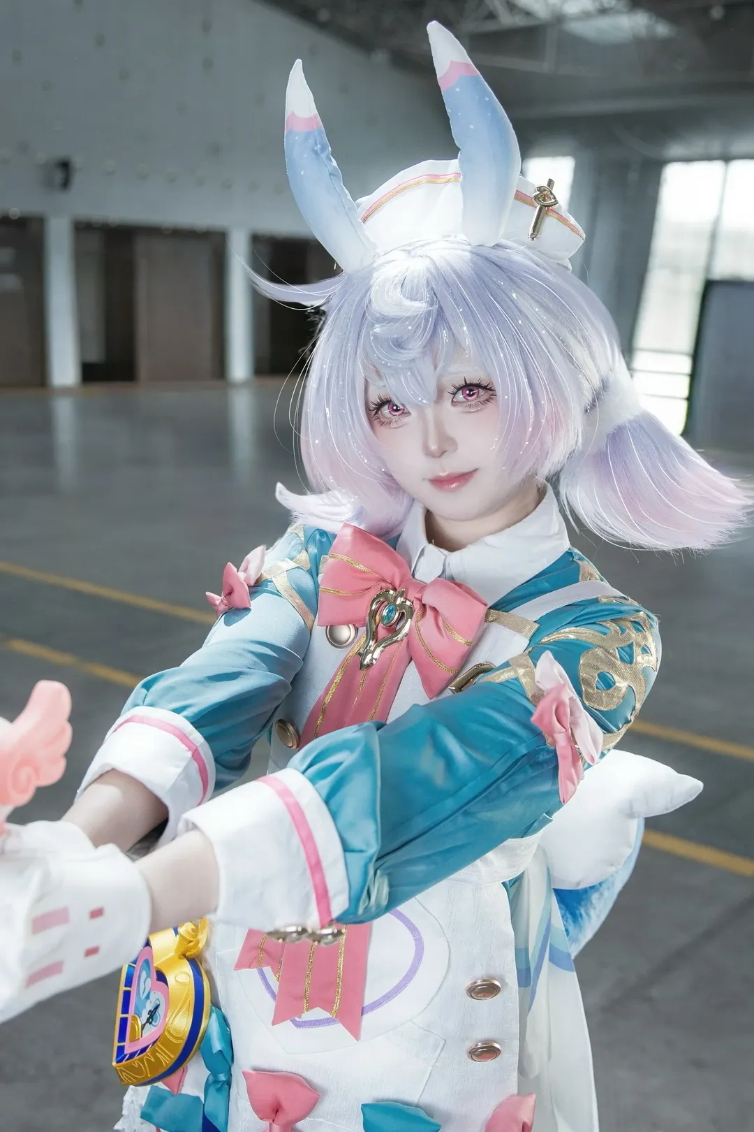 【希格雯cos】原神裡的兔耳少女，冷背景下的亮色服飾 - 第 1 張