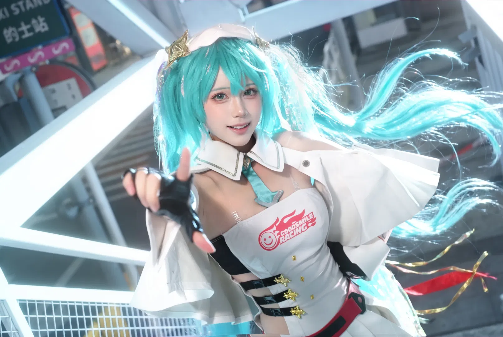 【初音未来cos】初音未来赛车服正片，街头光影下的飒爽抓拍 - 第 2 张
