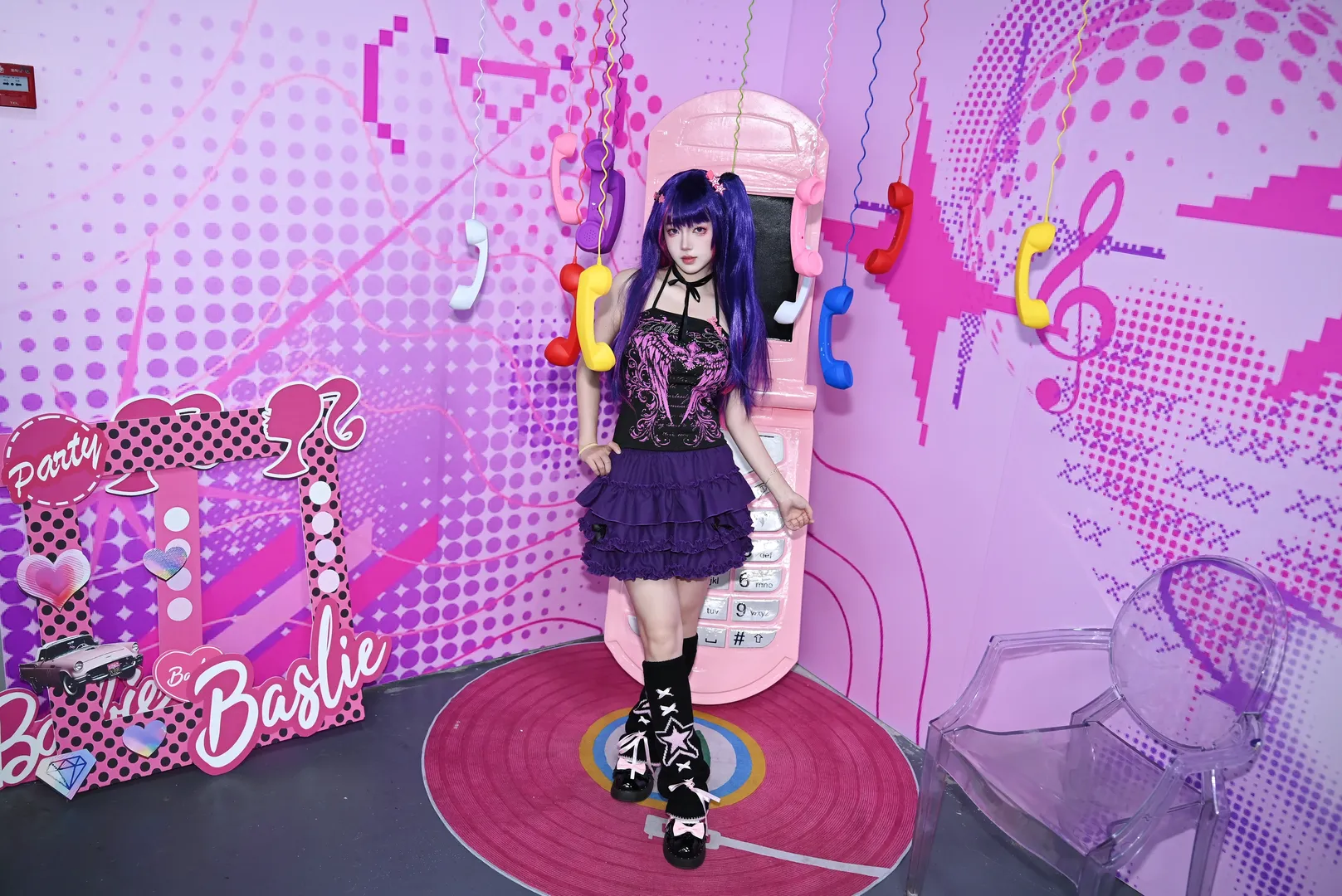 【星野愛cos】千禧玩家Y2K復古風，打卡粉色電話亭 - 第 6 張