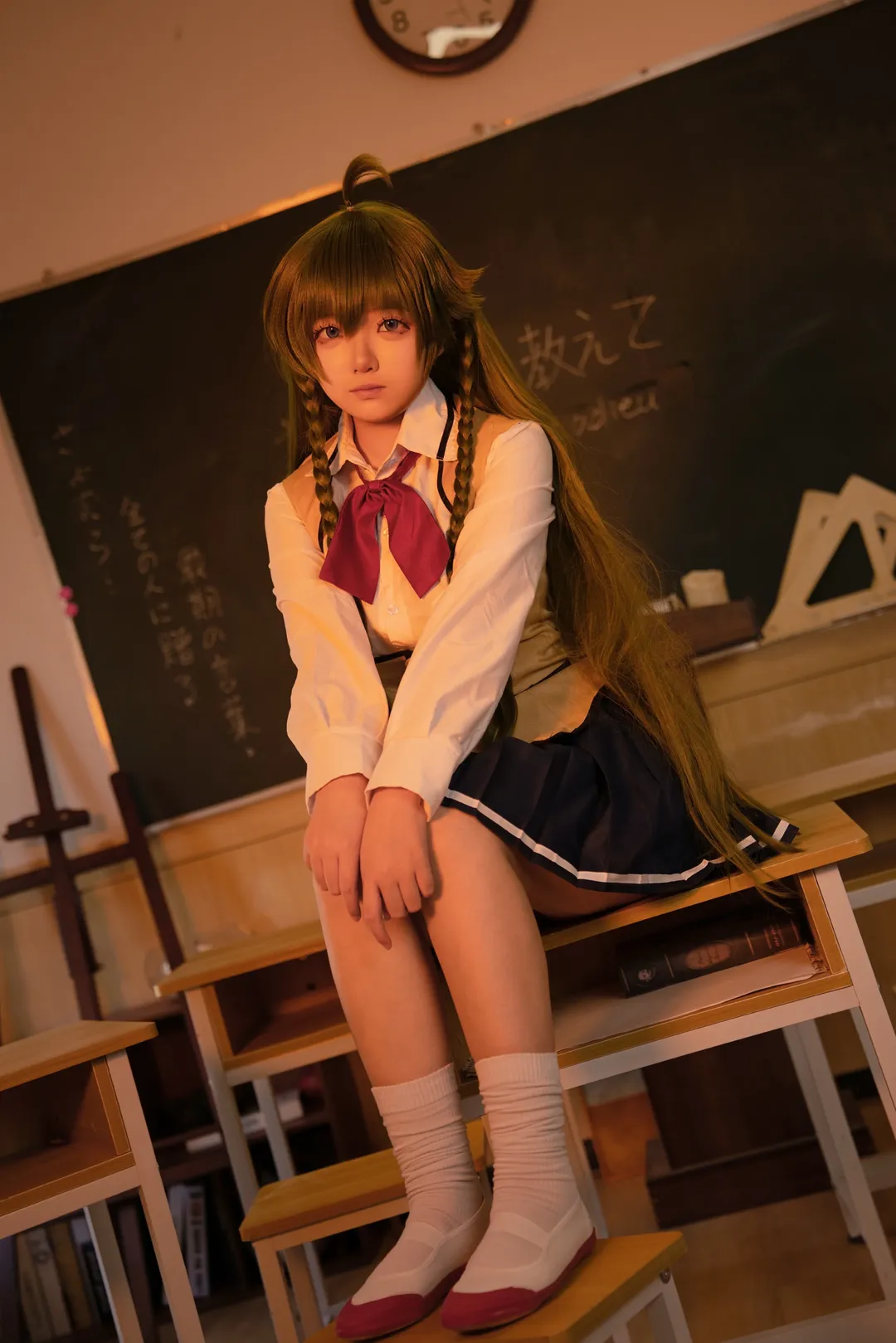 【巢鸭睦月cos】sayo教里教室暖光与白丝制服的还原 - 第 1 张