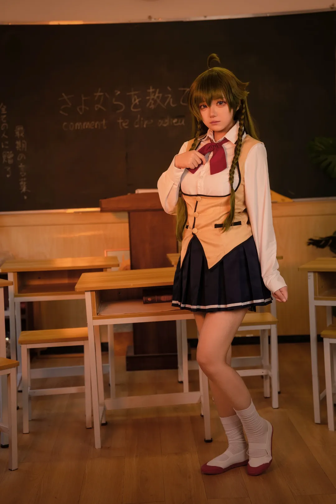 【巢鸭睦月cos】sayo教里教室暖光与白丝制服的还原 - 第 3 张