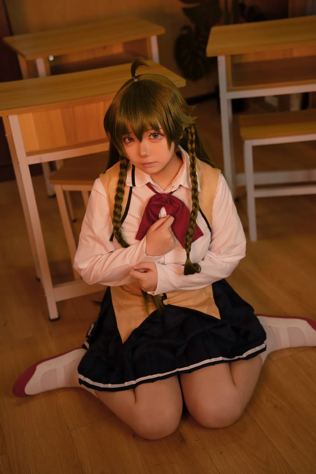 【巢鸭睦月cos】sayo教里教室暖光与白丝制服的还原 - 第 5 张