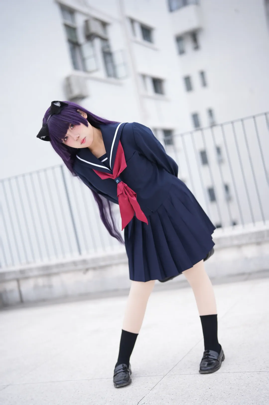 【五更琉璃cos】藍黑水手服與貓耳在戶外建築間的角色呈現 - 第 10 張
