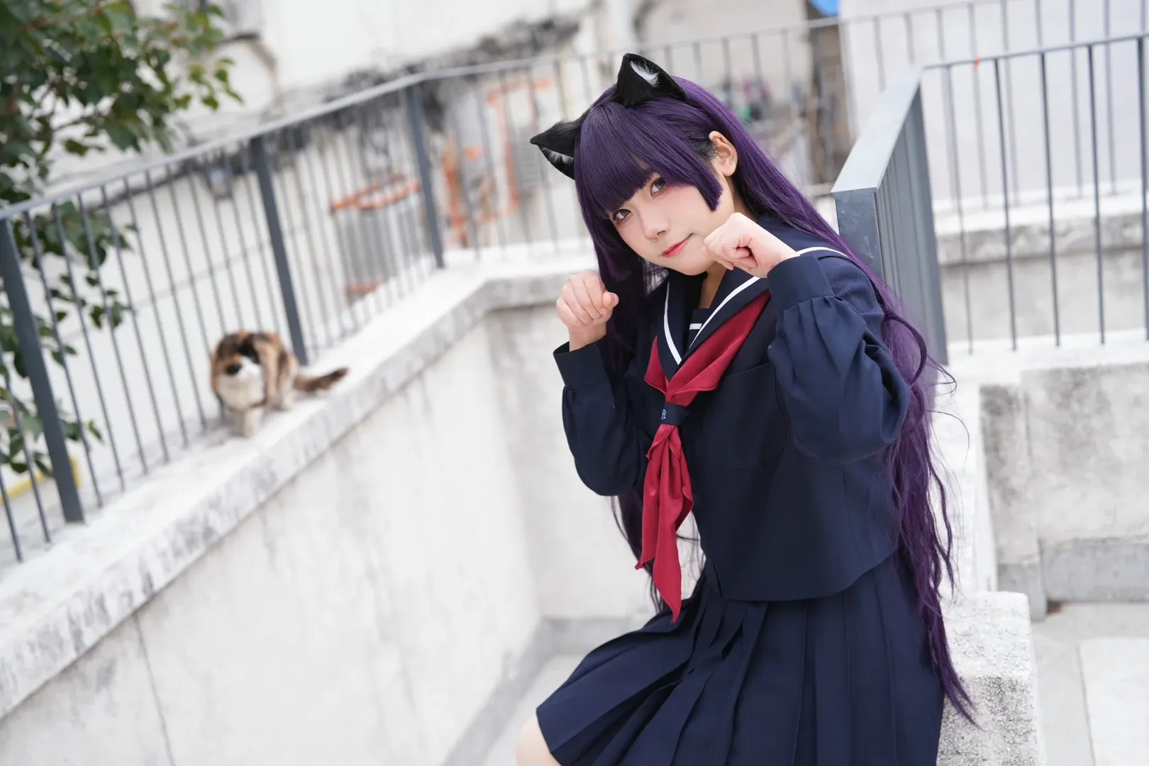 【五更琉璃cos】藍黑水手服與貓耳在戶外建築間的角色呈現 - 第 11 張