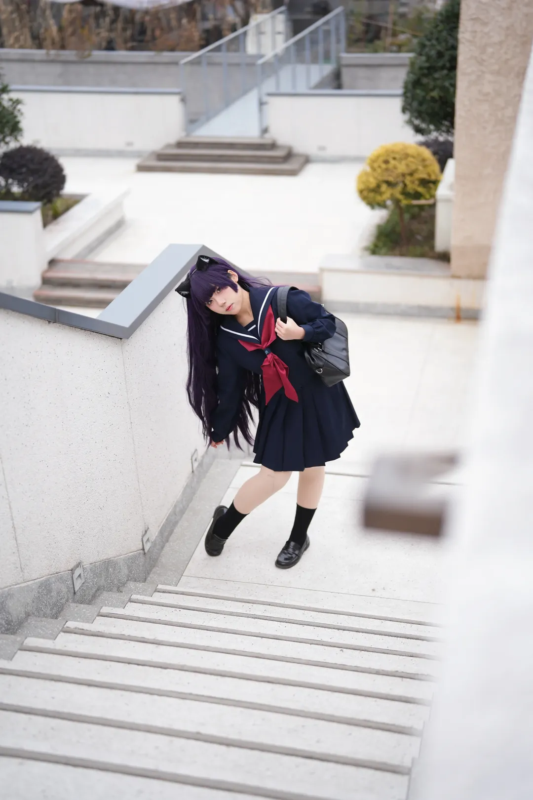 【五更琉璃cos】藍黑水手服與貓耳在戶外建築間的角色呈現 - 第 12 張