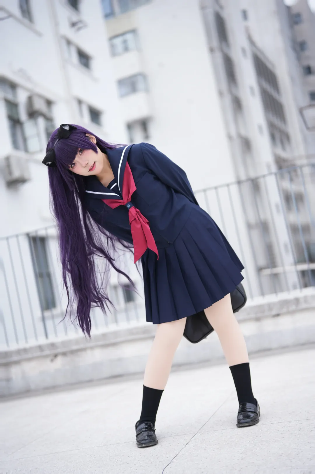 【五更琉璃cos】藍黑水手服與貓耳在戶外建築間的角色呈現 - 第 2 張