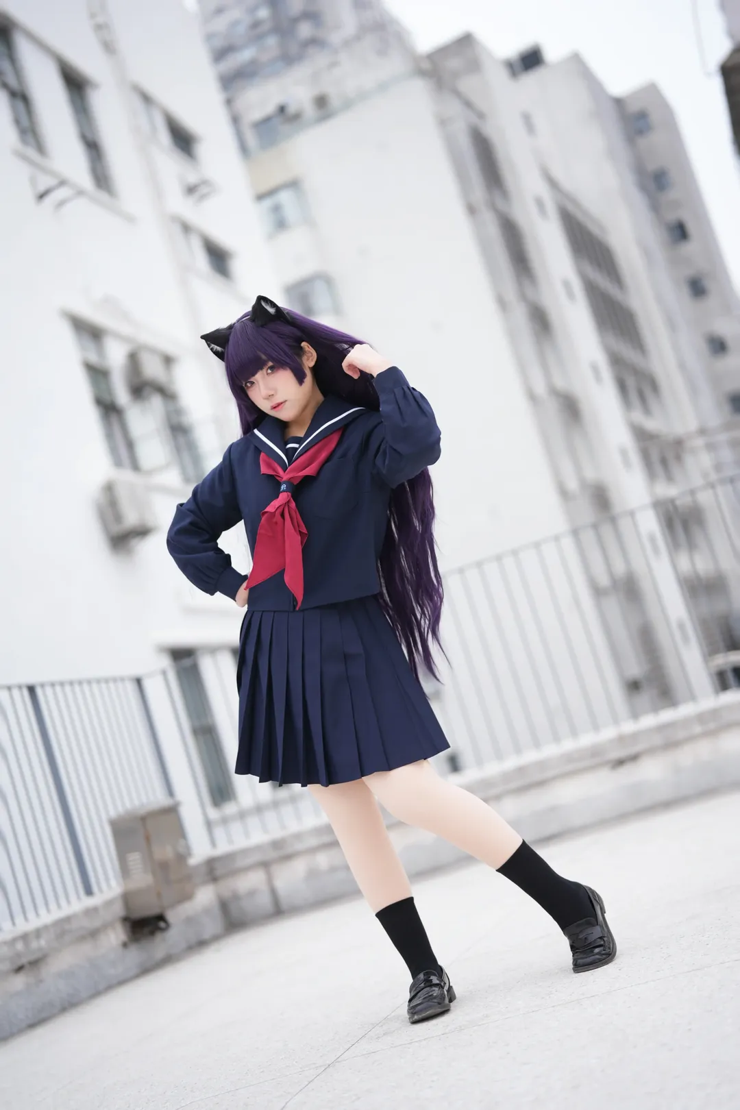 【五更琉璃cos】藍黑水手服與貓耳在戶外建築間的角色呈現 - 第 3 張