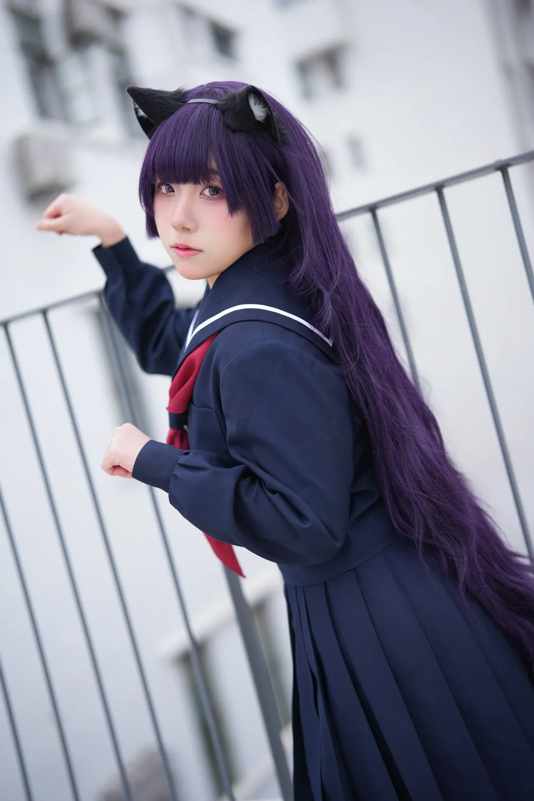 【五更琉璃cos】藍黑水手服與貓耳在戶外建築間的角色呈現 - 第 4 張