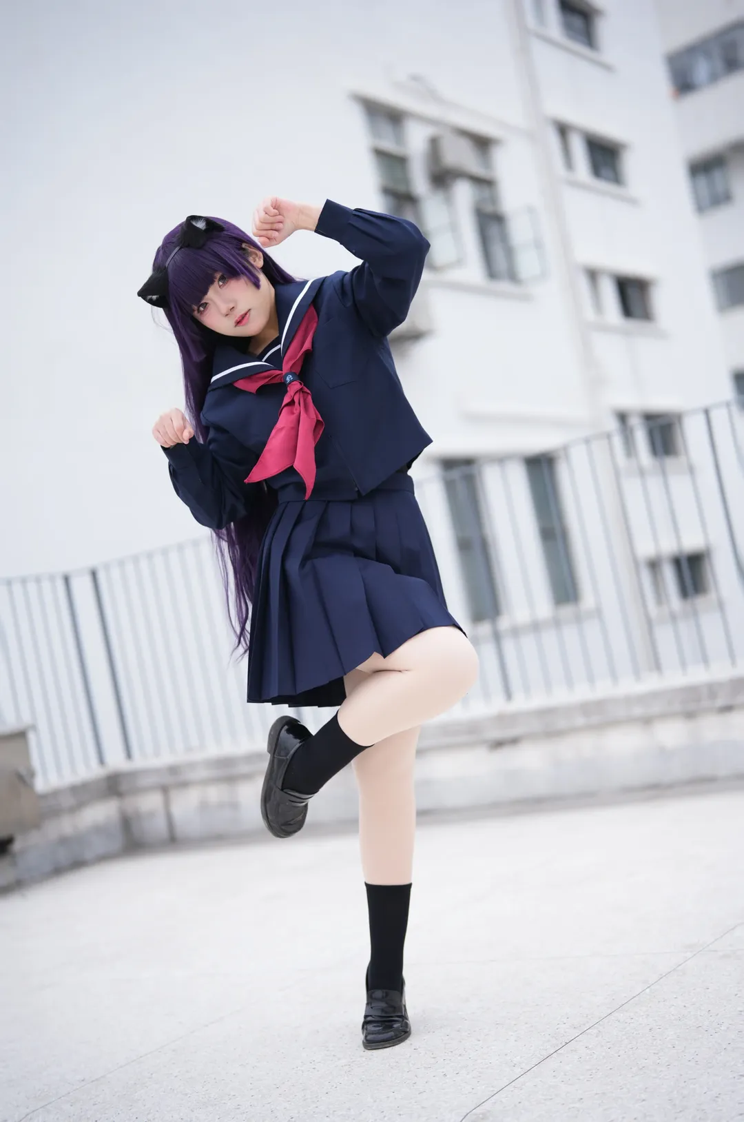 【五更琉璃cos】藍黑水手服與貓耳在戶外建築間的角色呈現