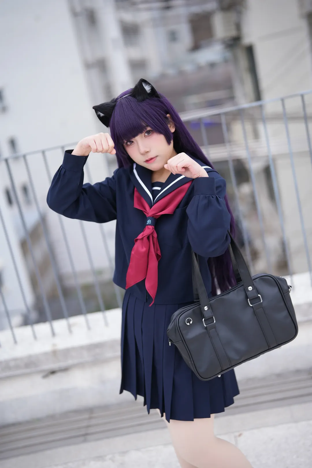 【五更琉璃cos】藍黑水手服與貓耳在戶外建築間的角色呈現 - 第 9 張