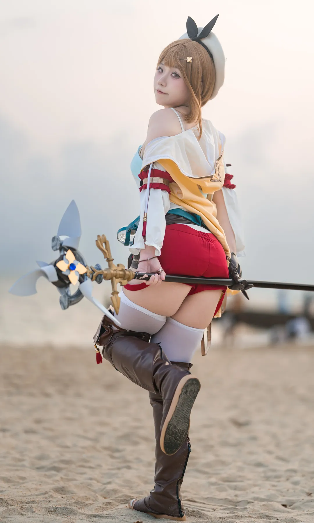 【莱莎cos】肉肉的莱莎在海边很合适 - 第 1 张